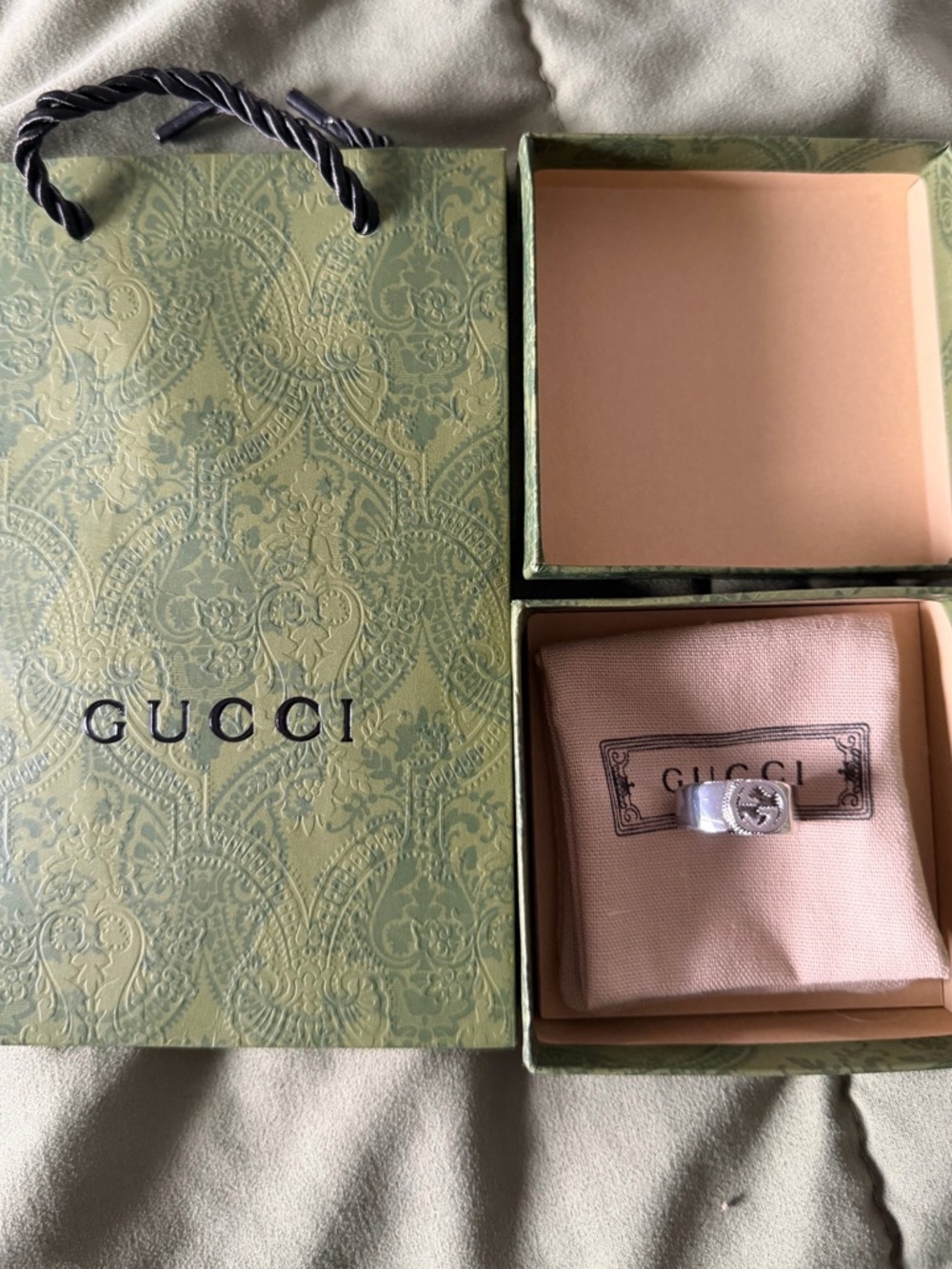 Gucci Silver Interlocking GG Signet Ring with Beige Pouch size 7